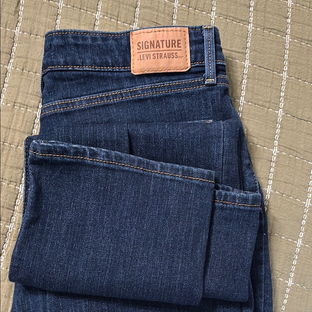 Signature Mid-Rise straight leg by Levi Strauss Women’s Blue Jeans size 10 long